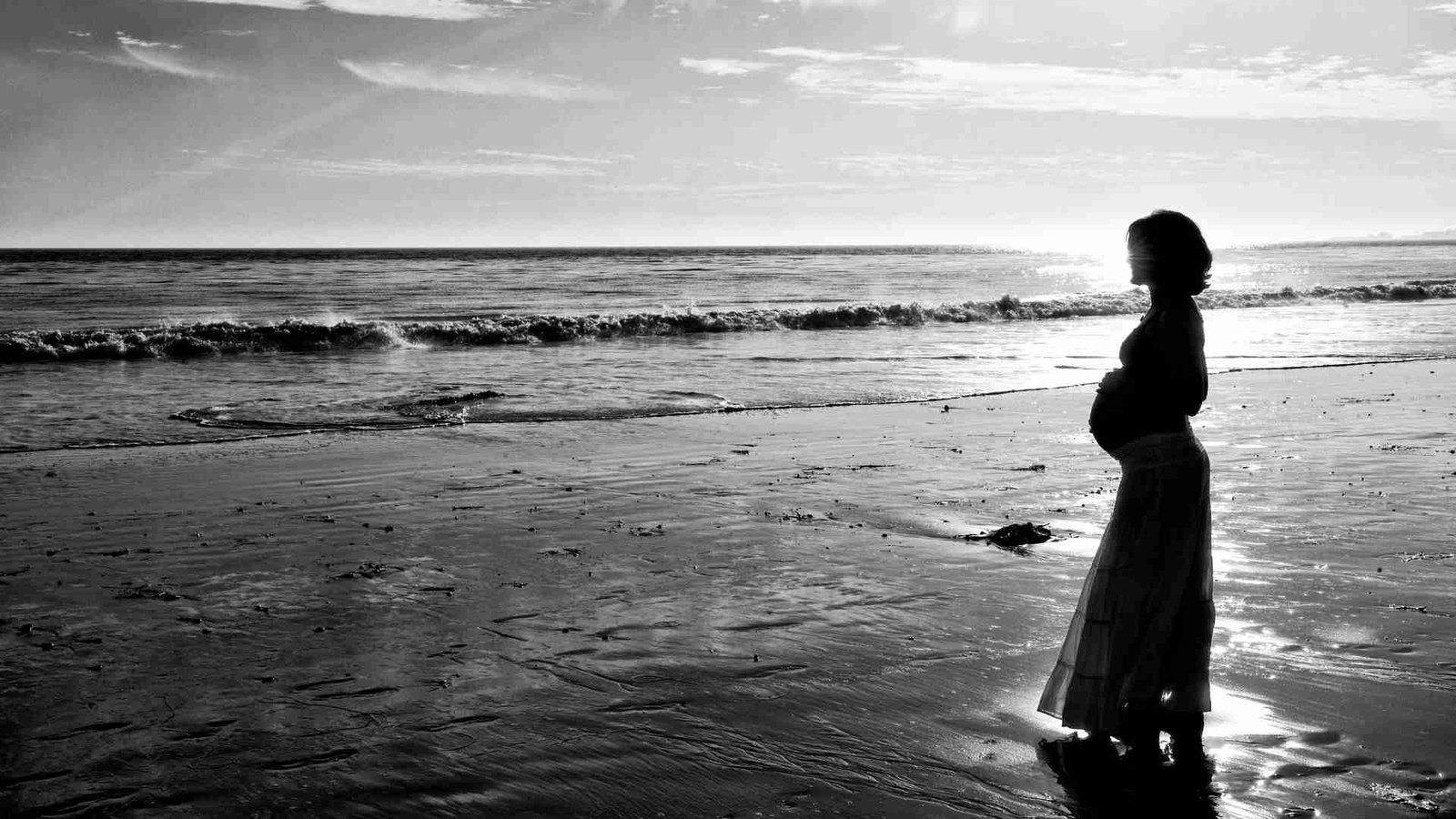 Underwater Maternity Photography Featured Image